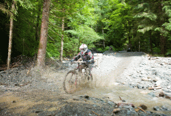 web KAM 002960 Downhiller-bei-der-Abfahrt-im-Bikepark-Hopfgarten Archiv-TVB-Ferienregion-Hohe-